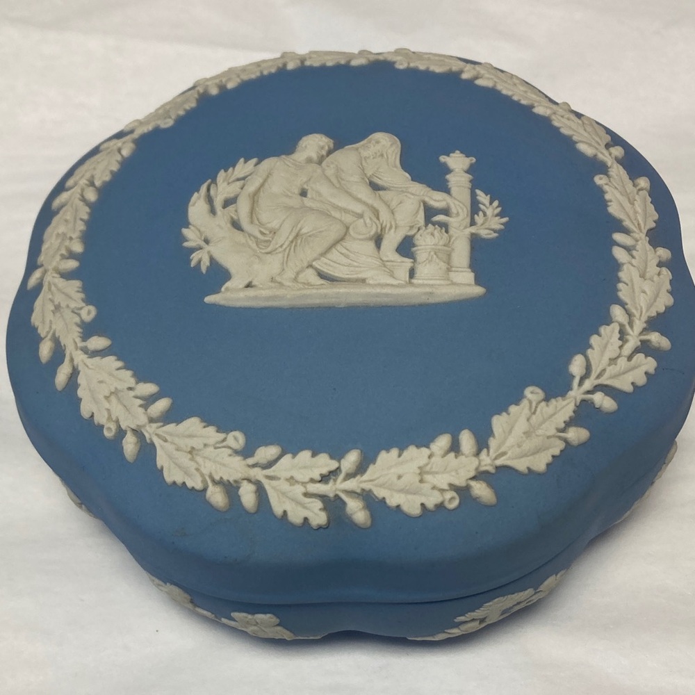 Wedgwood Blue and White Floral 5' Round Box